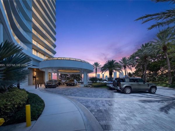 2800 Island Blvd, Unit 302, Aventura, FL 33160