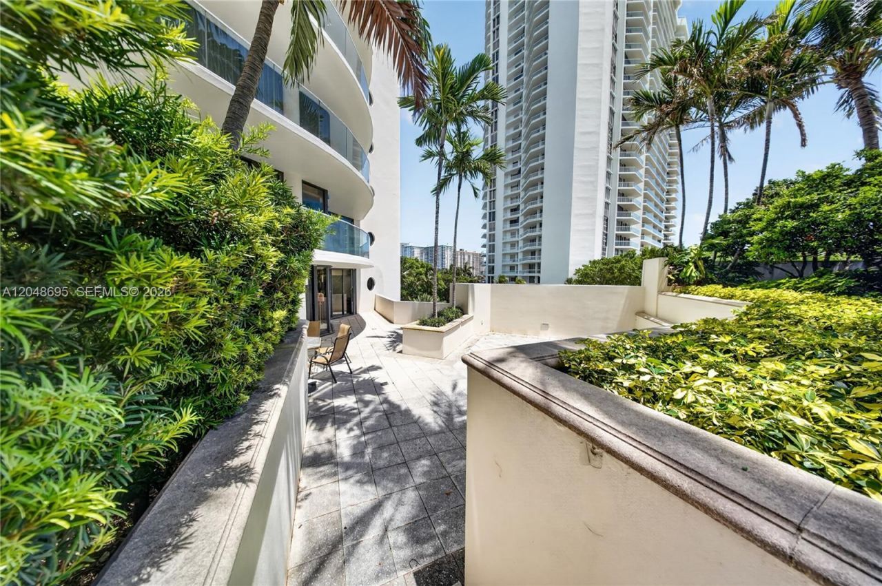 2800 Island Blvd, Unit 302, Aventura, FL 33160 Photo