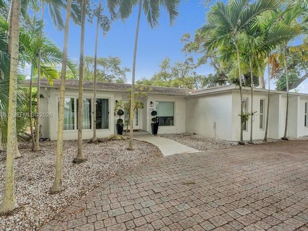 2220 NE 204th St, Miami, FL 33180