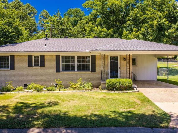 1301 Holloway , Morrilton, AR 72110
