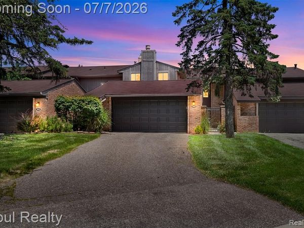 3961 Chablis Street, West Bloomfield Twp, MI 48323