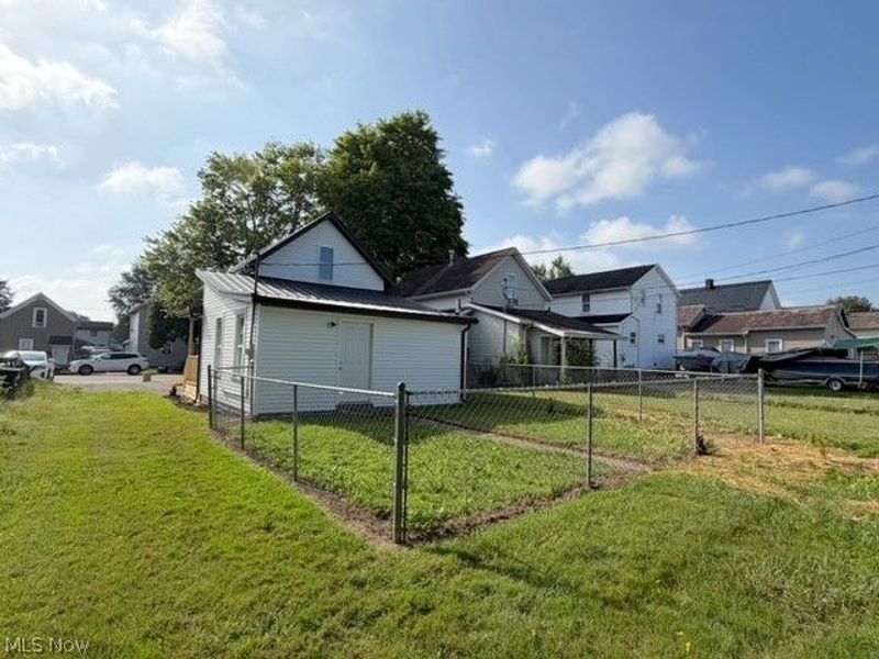 404 5th Street NW, New Philadelphia, OH 44663 Photo 2