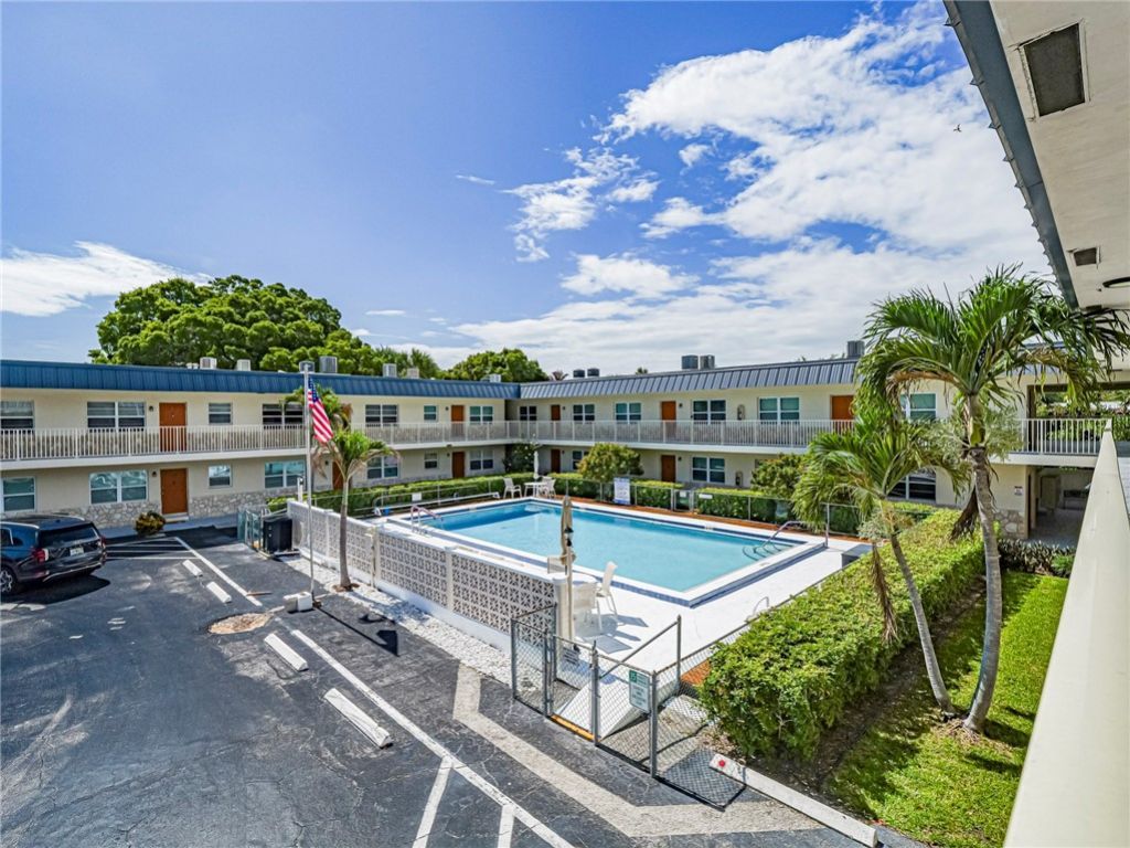 923 22nd Place, Unit 219, Vero Beach, FL 32960 Photo