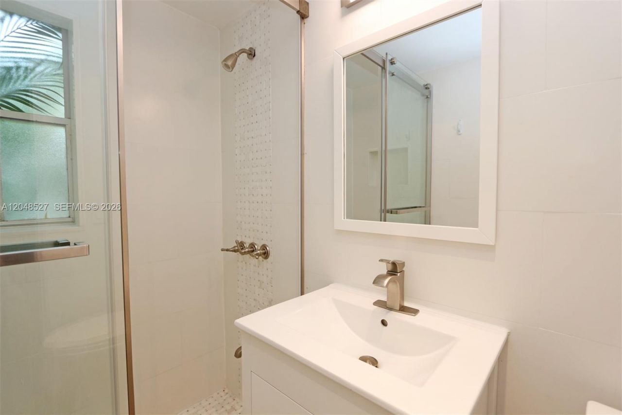 3395 Franklin Ave , Unit D, Miami, FL 33133 Photo