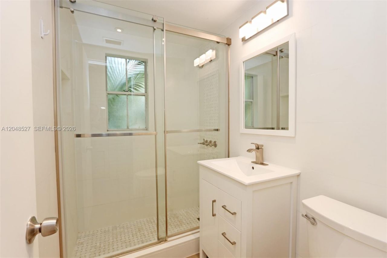 3395 Franklin Ave , Unit D, Miami, FL 33133 Photo