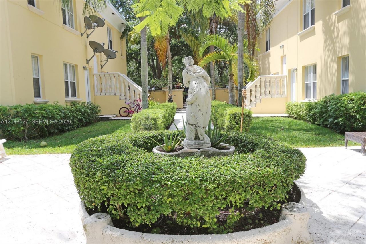 3395 Franklin Ave , Unit D, Miami, FL 33133 Photo