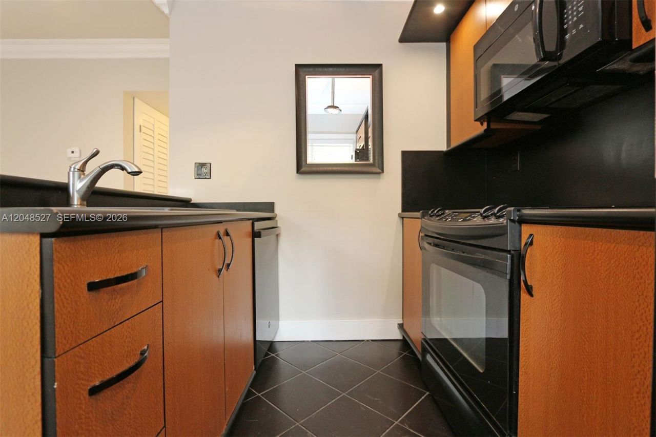 3395 Franklin Ave , Unit D, Miami, FL 33133 Photo