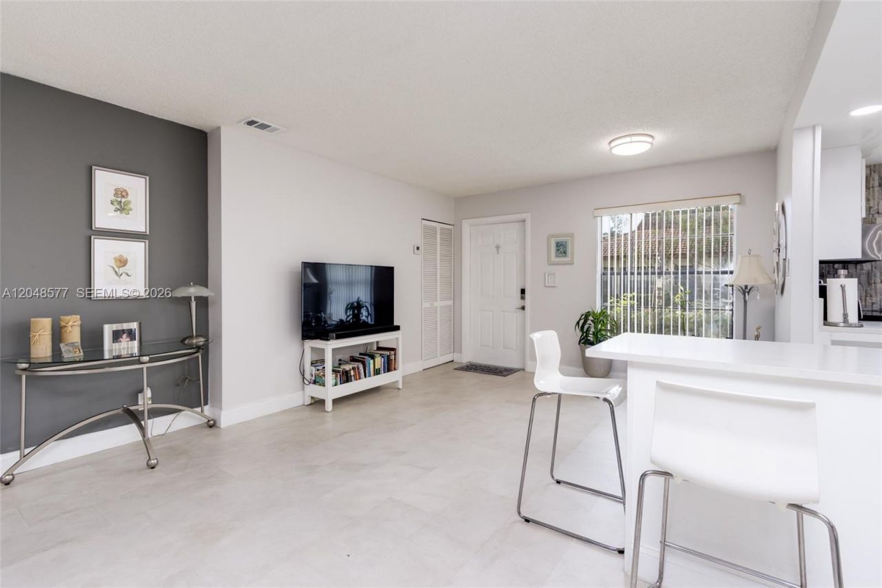 7032 SW 23rd St, Unit 16, Davie, FL 33317 Photo