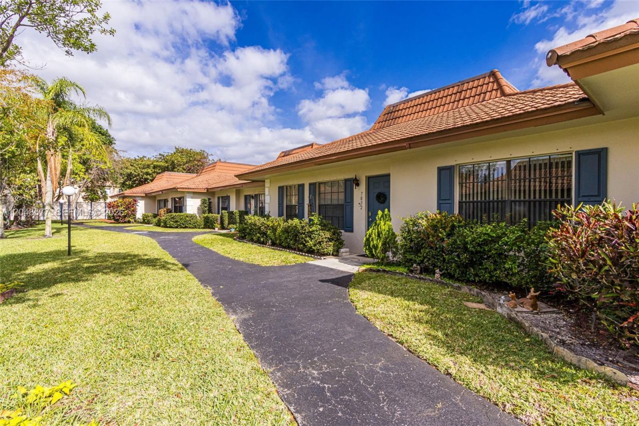 7032 SW 23rd St, Unit 16, Davie, FL 33317 Photo