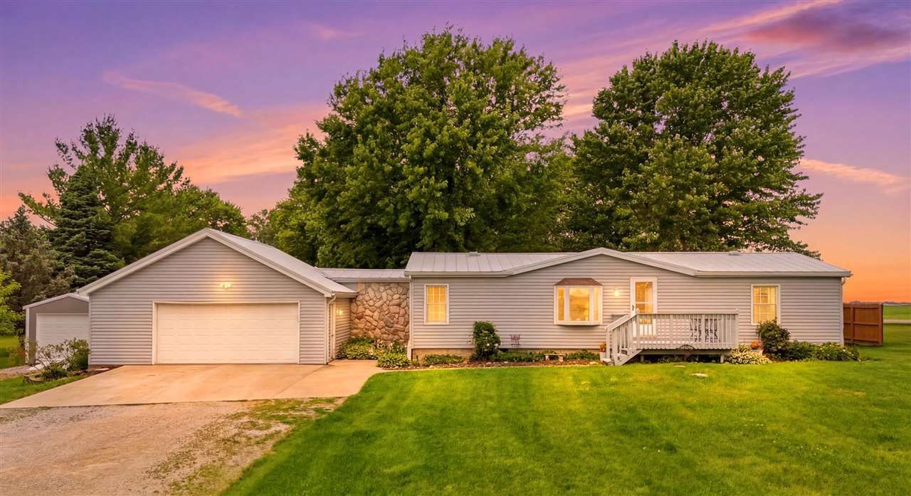 1688 Sweetland Acres Ln, Muscatine, IA 52761 Main Photo