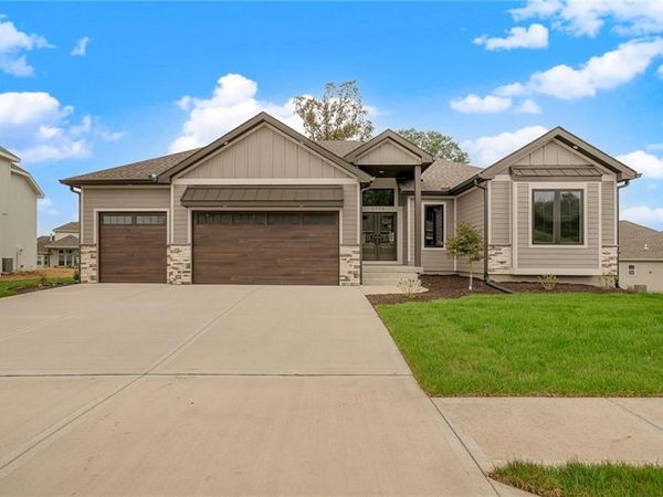 5794 NW Black Oak Court, Parkville, MO 64152