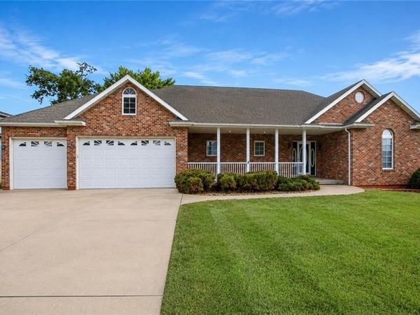 700 E 10th Street, Kearney, MO 64060
