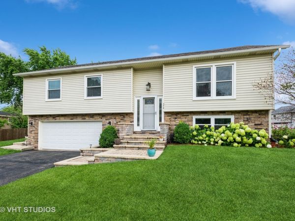 372 Canyon Trail, Carol Stream, IL 60188