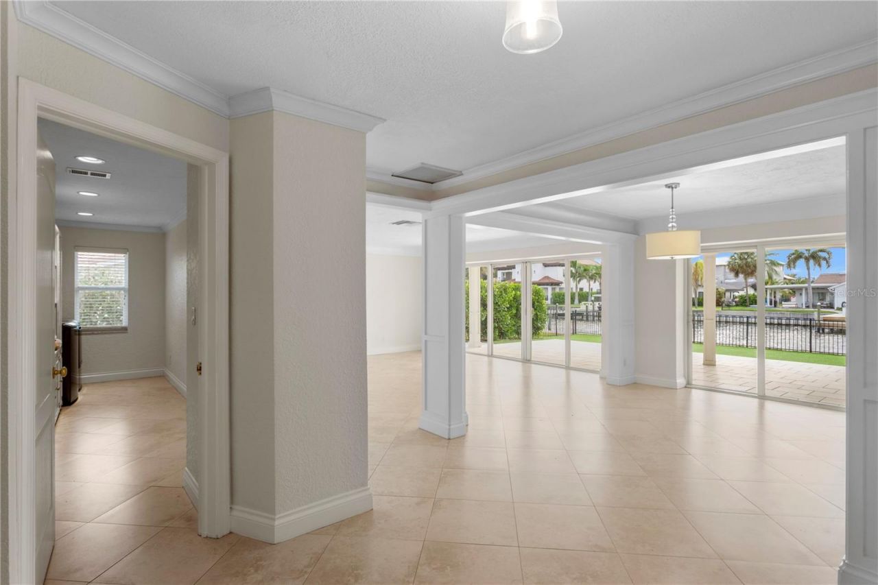 1985 Carolina Avenue Ne, Saint Petersburg, FL 33703 Photo