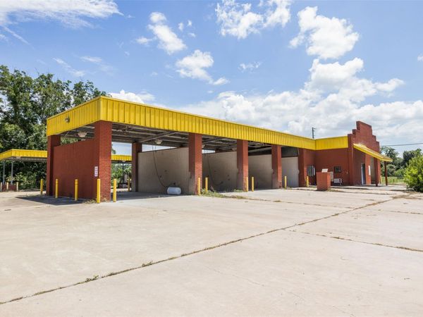 621 W Travis ST , La Grange, TX 78945