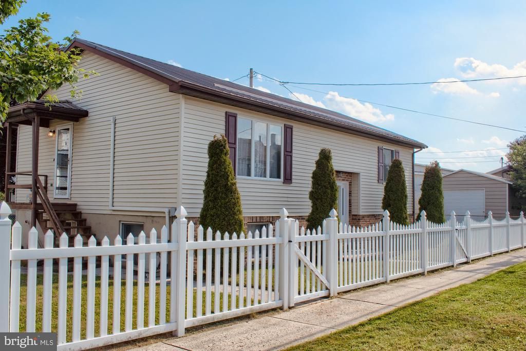 418 5TH W , MOUNT CARMEL, PA 17851