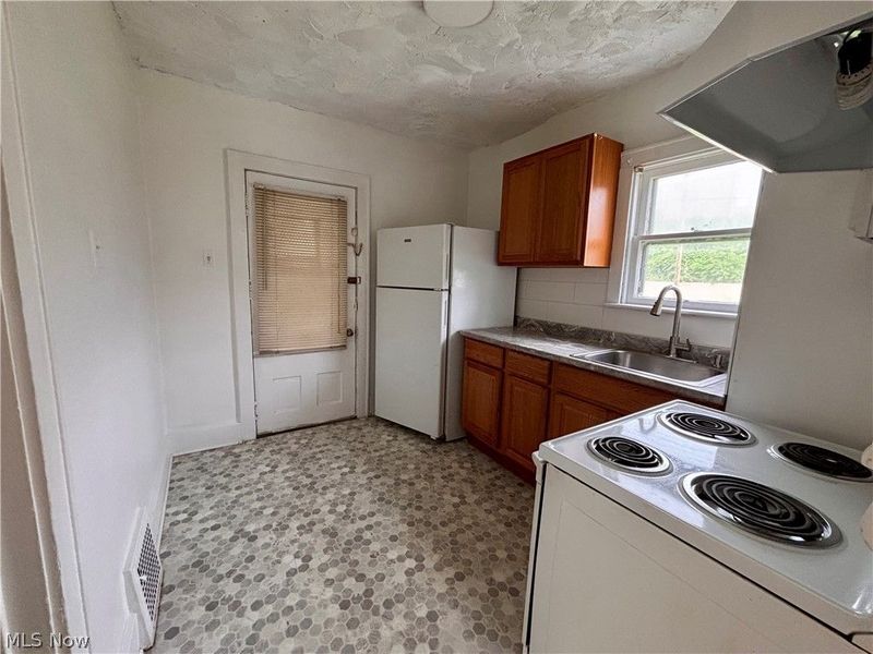 689 Brown Street, Akron, OH 44311 Photo 4