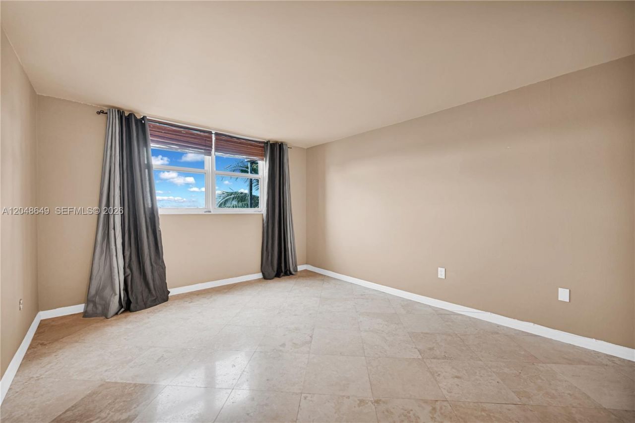 1075 NE Miami Gardens Dr , Unit 306, Miami, FL 33179 Photo