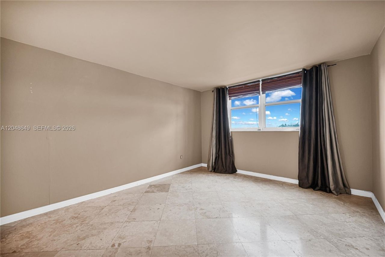 1075 NE Miami Gardens Dr , Unit 306, Miami, FL 33179 Photo