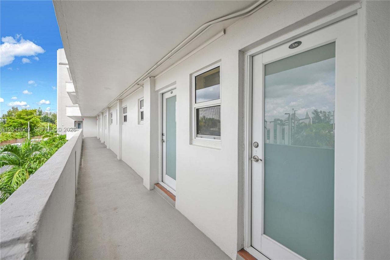 1075 NE Miami Gardens Dr , Unit 306, Miami, FL 33179 Photo