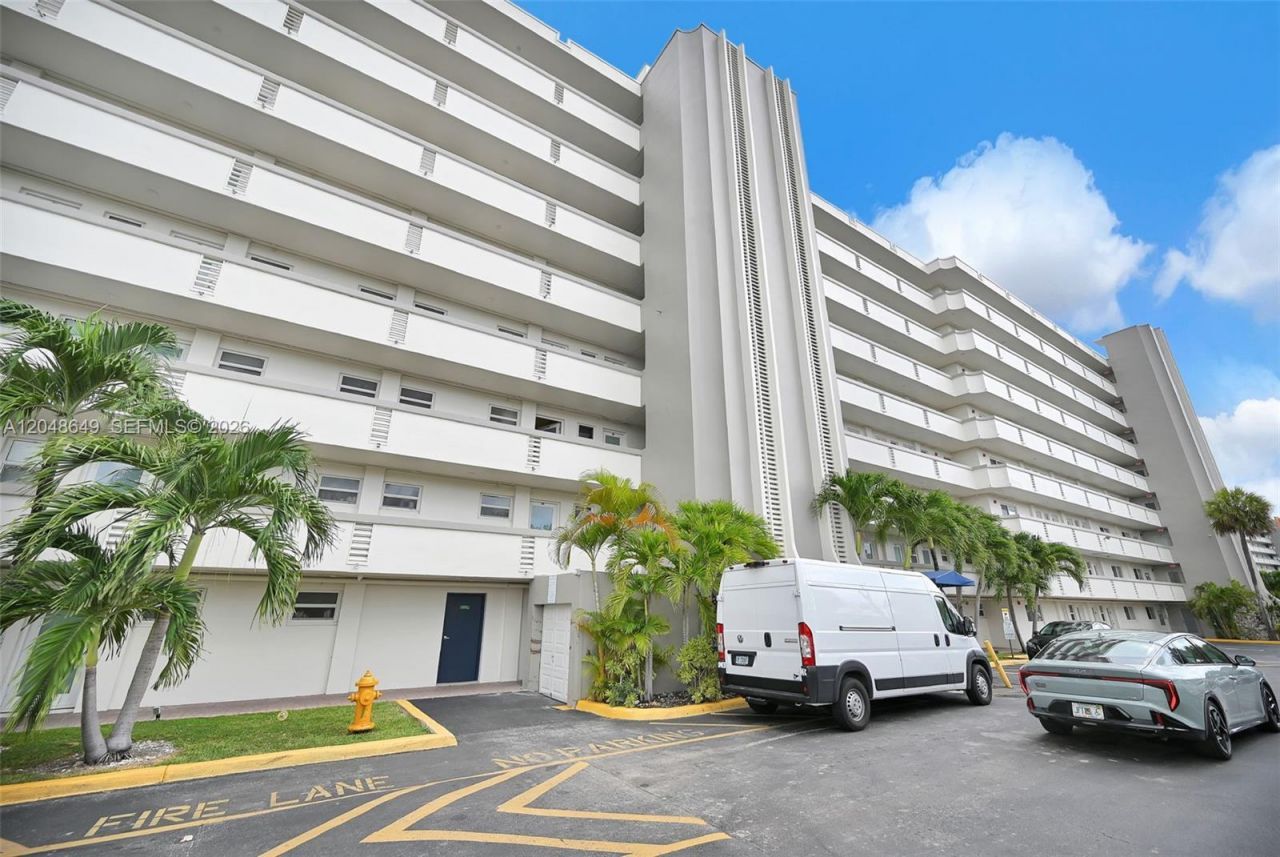 1075 NE Miami Gardens Dr , Unit 306, Miami, FL 33179 Photo