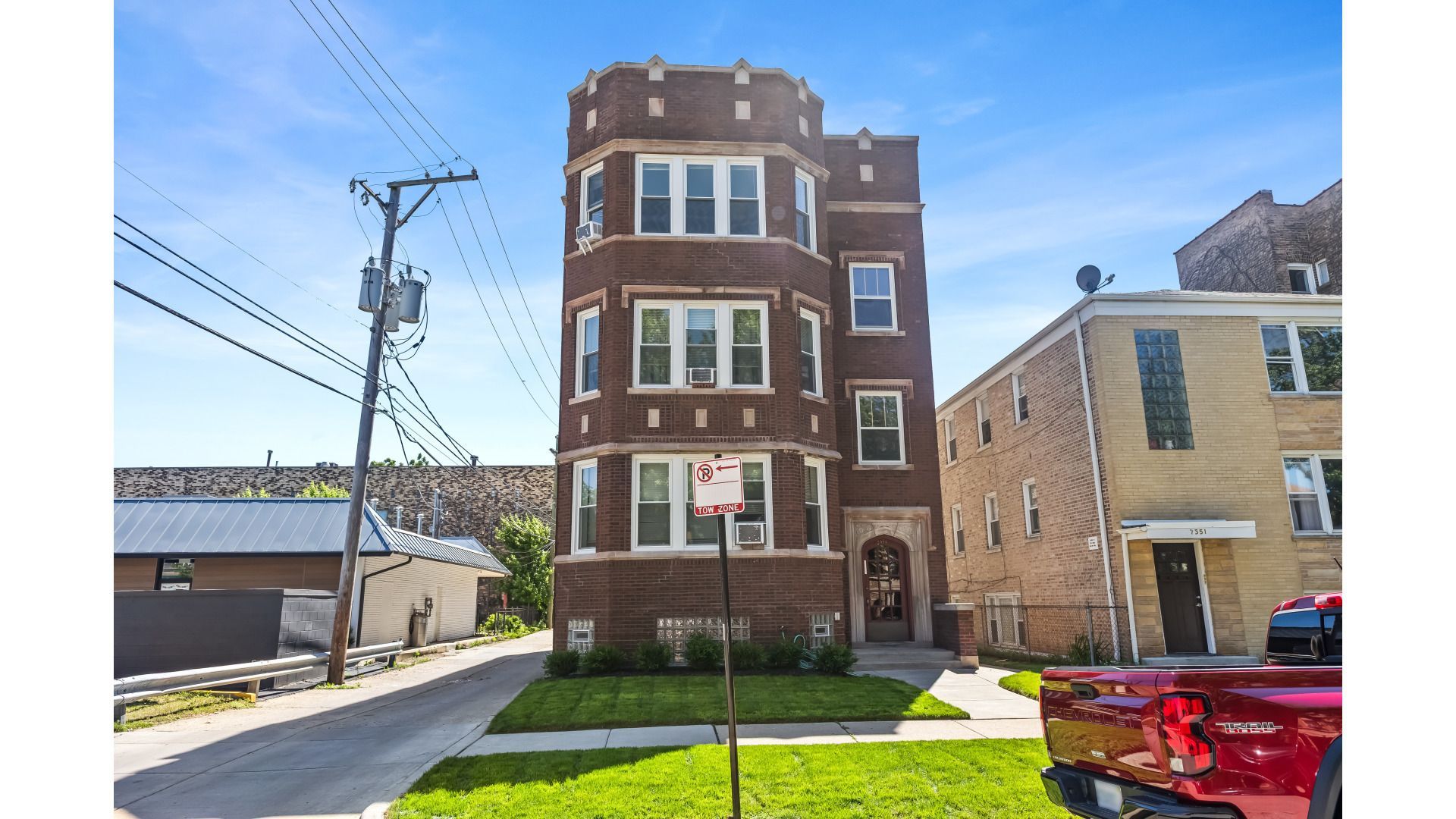 7555 N Claremont Avenue, Chicago, IL 60645