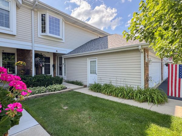836 Golf Course Road , Crystal Lake, IL 60014