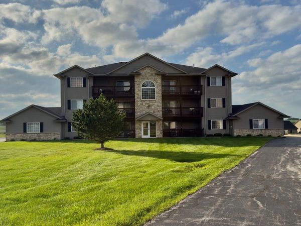 3215 S 16th Avenue, Unit-302, Eldridge, IA 52748