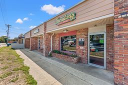 307 Broadway St. photo 4
