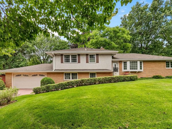 3081 Chatsworth Street N, Roseville, MN 55113
