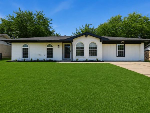 318 NE Michael Drive, Burleson, TX 76028