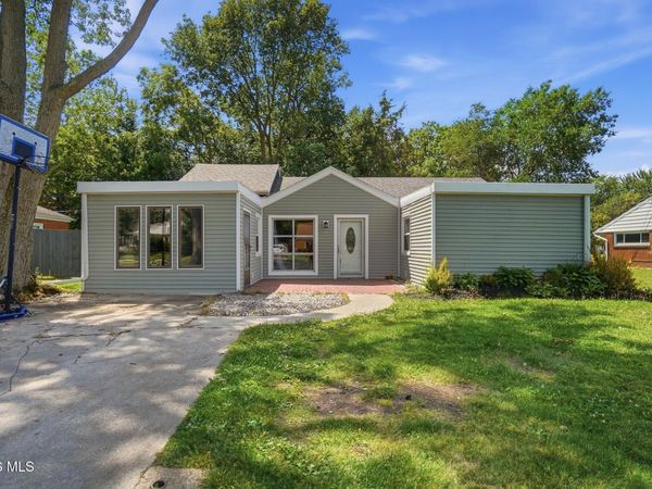 4 Greenbrier Court, Bowling Green, OH 43402