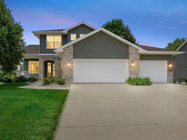 860 Wolf Ridge Road, Hiawatha, IA 52233