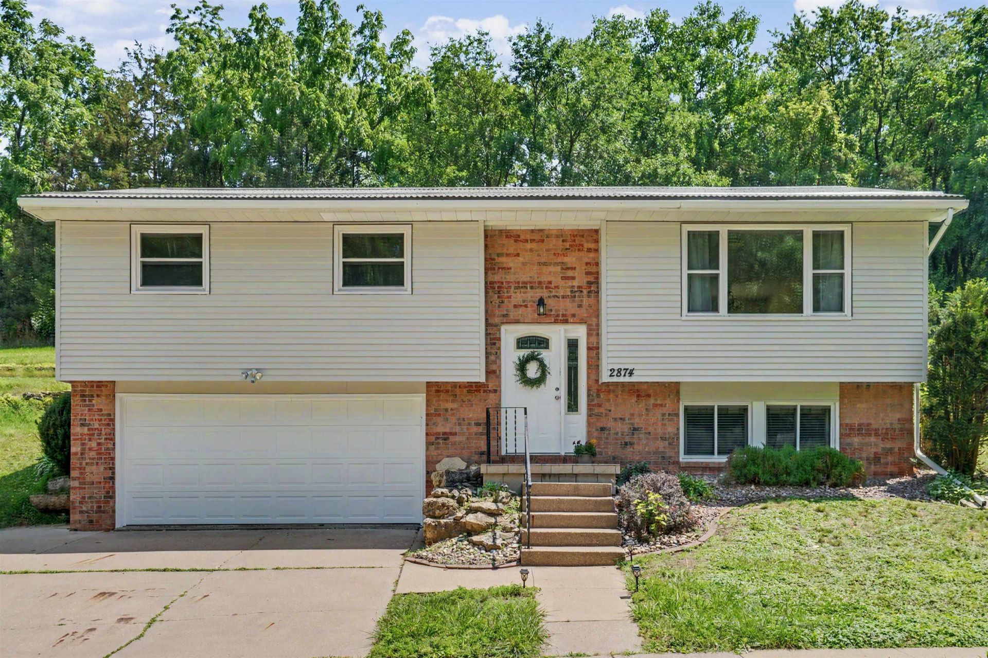 2874 Meadow Wood Drive, Dubuque, IA 52001 Main Photo