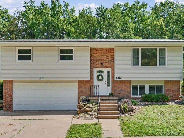 2874 Meadow Wood Drive, Dubuque, IA 52001