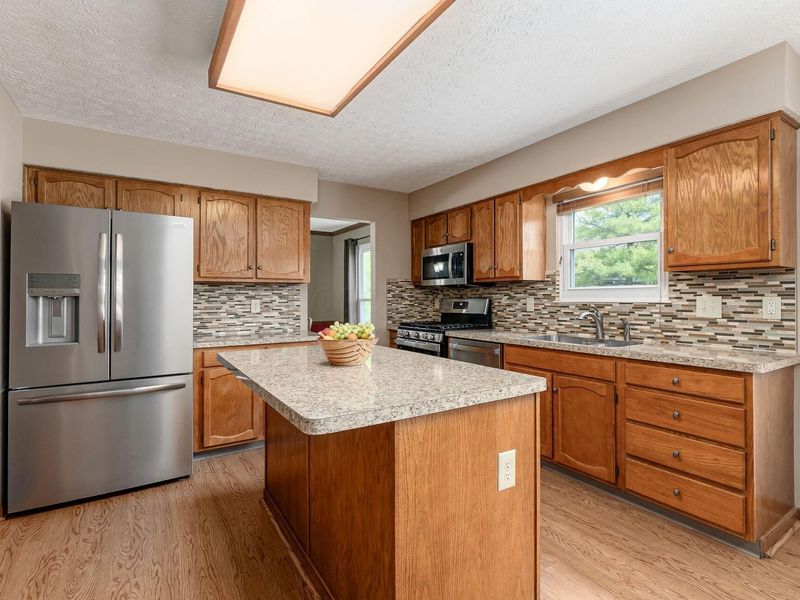 1042 Rousseau Lane, Galloway, OH 43119 Photo 8