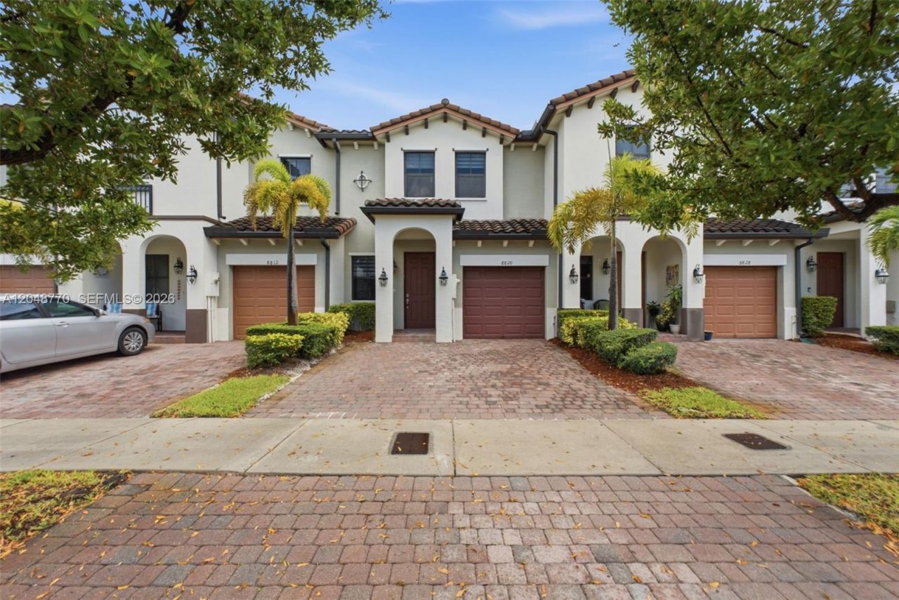 8820 NW 103rd Ave, Doral, FL 33178 Main Photo