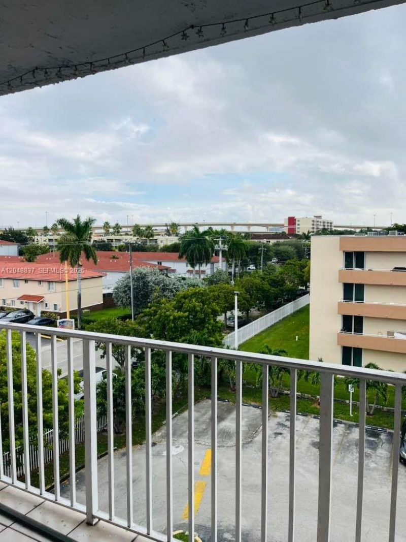 8075 NW 7th St , Unit 520, Miami, FL 33126 Photo