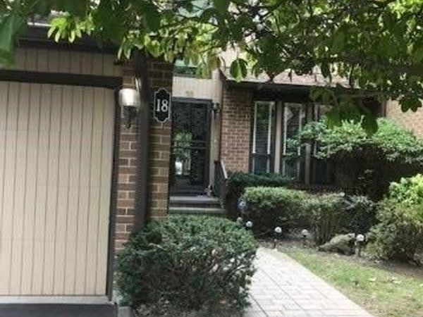 18 Wimbledon Drive , Roslyn, NY 11576