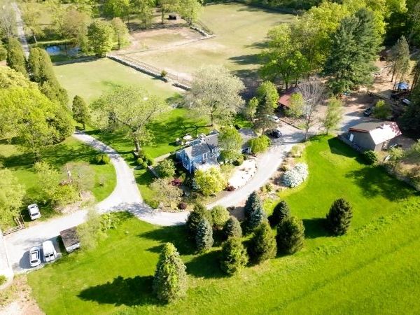 17 Hollow Brook Rd, Tewksbury, NJ 07830