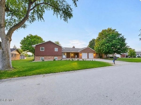578 N Angela Drive , Fostoria, OH 44830