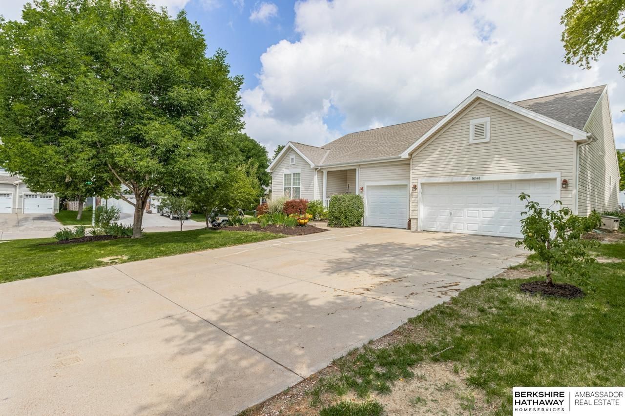 16148 V Circle, Omaha, NE 68135 Main Photo