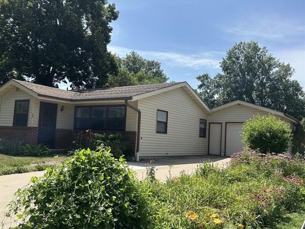 1210 J Avenue E, Oskaloosa, IA 52577
