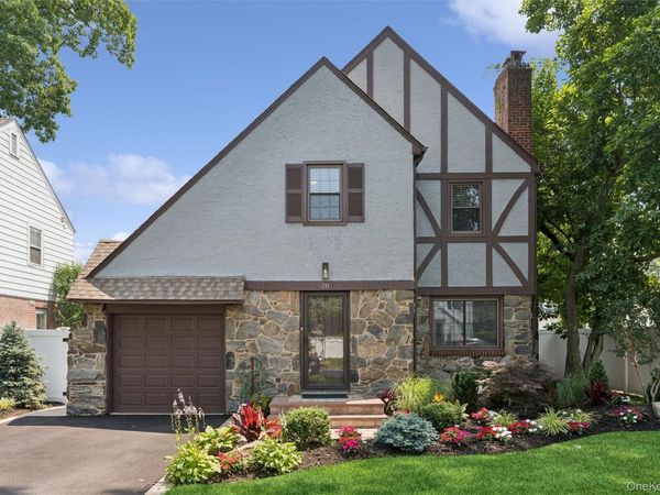20 Beverly Parkway , Freeport, NY 11520