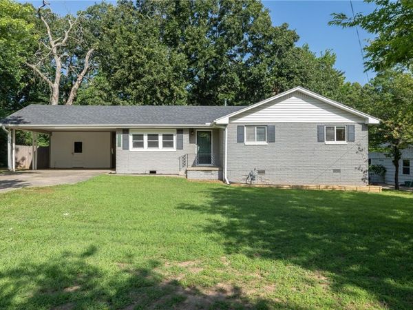 1931 N Old Wire Road , Fayetteville, AR 72703