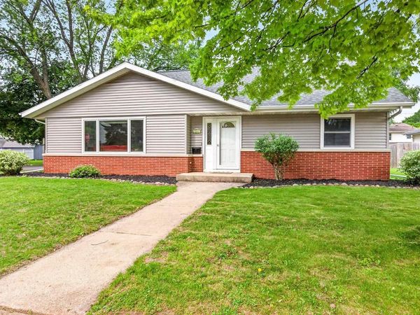 2001 N DOUGLAS STREET, Appleton, WI 54914