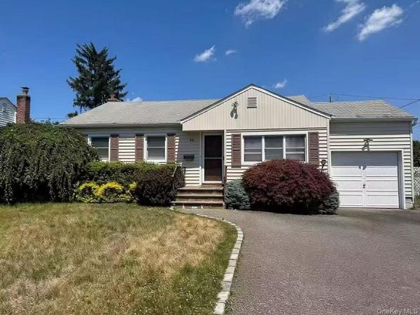 28 Wensley Road , Plainview, NY 11803