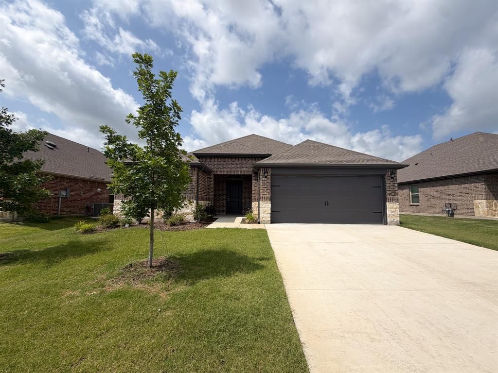 329 Thoroughbred Street, Waxahachie, TX 75165 Main Photo