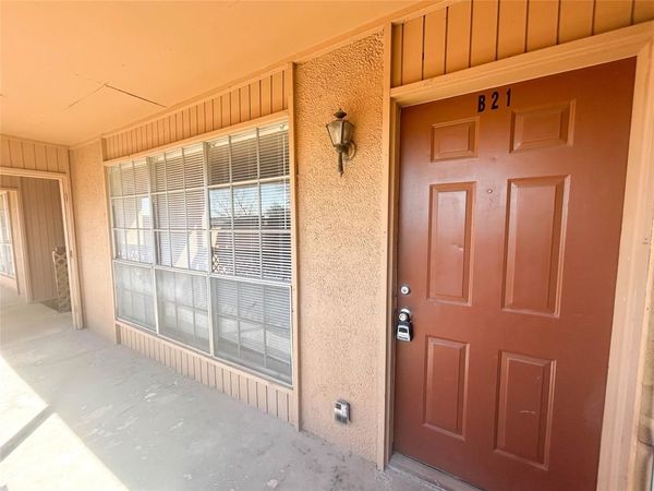 800 N Clay Street , Unit B21, Ennis, TX 75119