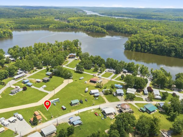 860 Willow Oaks Dr , Decaturville, TN 38329